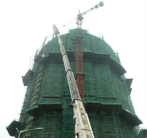 通川吊车在工地上作业